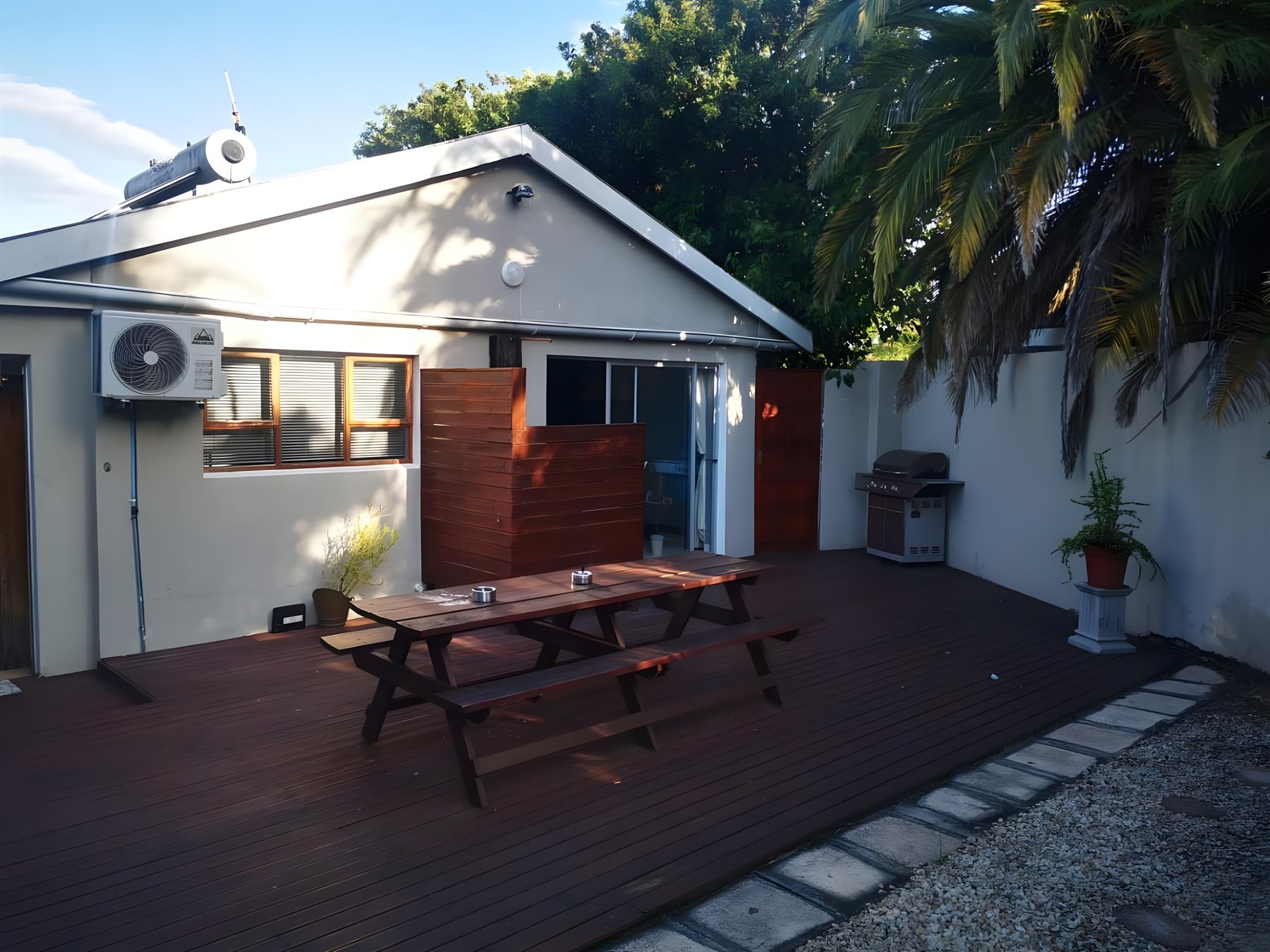 The wooden deck and outdoor table at Walmer Heights